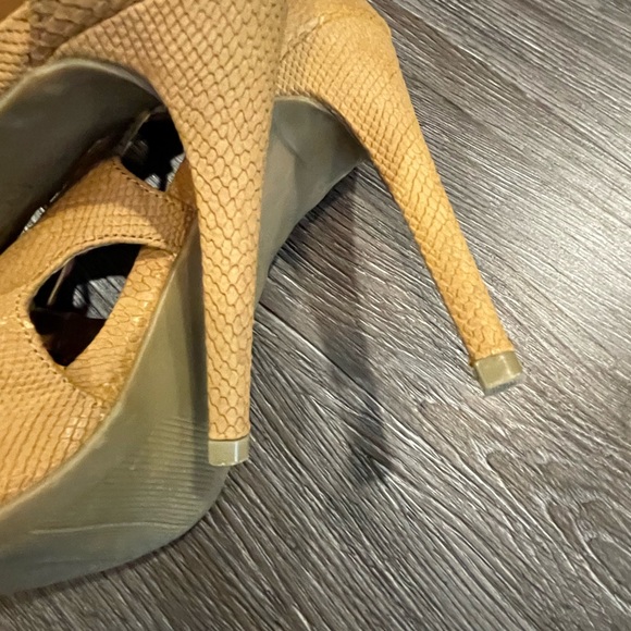 Jennifer Lopez Gladiator Sandle 5M - Picture 3 of 9